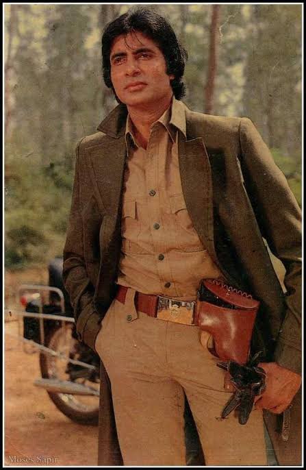 MOUSUMI_EF's tweet image. Amitabh Bachchan, originally named Inquilaab Shrivastava, is the Shahenshah of Bollywood, known for iconic films like Zanjeer and Inquilaab (1984), symbolizing justice and revolution.

#AmitabhBachchan #Inquilaab #ShahenshahOfBollywood @SrBachchan