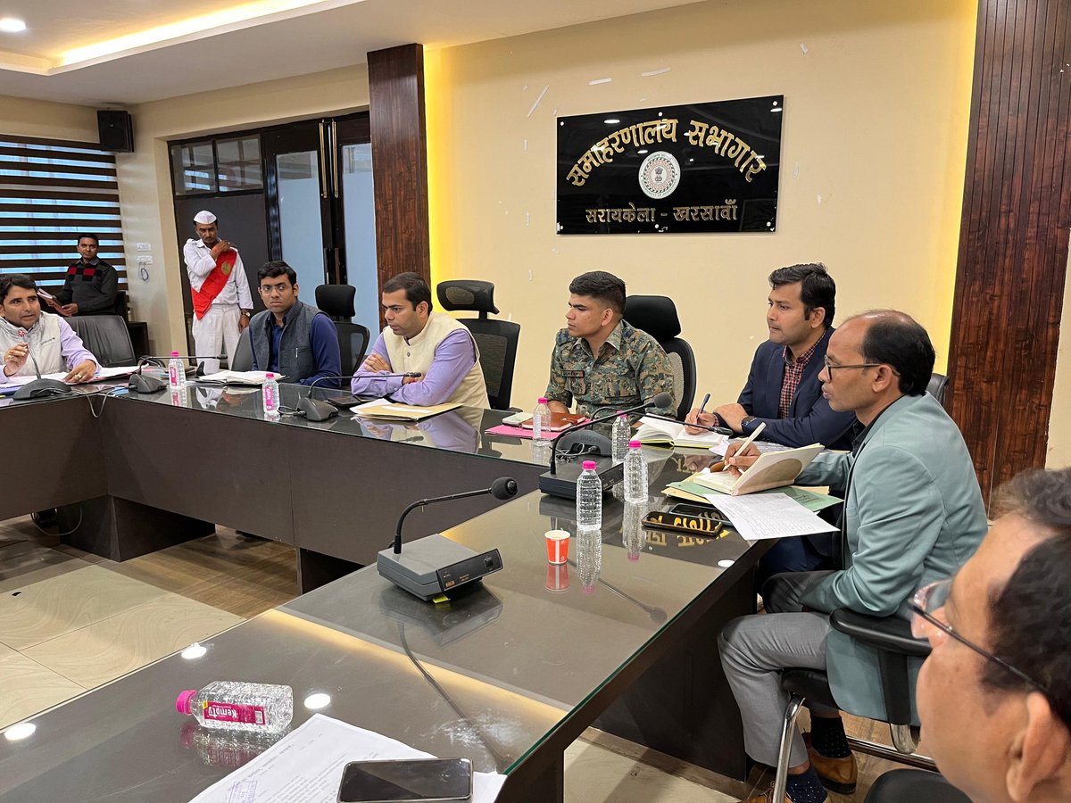 समाहरणालय सभागार मे आयोजित जिला आपदा प्रबंधन समिति की बैठक में विभिन्न दुर्घटनाओं से सम्बन्धित 30 मामलों पर बिंदुवार चर्चा करते हुए समिति सदस्यों के सर्व सहमति से मृतक के आश्रित को अनुग्रह अनुदान राशि स्वीकृत करने का निर्णय लिया गया।
<a href="/HemantSorenJMM/">Hemant Soren</a> <a href="/prdjharkhand/">IPRD Jharkhand</a> <a href="/sp_saraikela/">SP Saraikela</a>