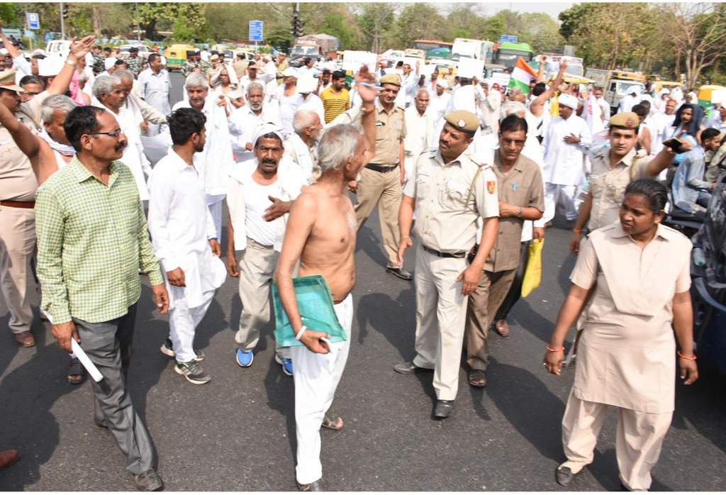 RLD_OPS's tweet photo. #मैं_डरूँगा_नहीं
अब 25 साल की सेवा के बाद ही VRS मिलेगी जबकि आजादी से लेकर दिशंबर 2003 तक पैरामिलिट्री फोर्सेस जवानों को 20 साल वॉलनटियर रिटायरमेंट बाद 50% पेंशन मिलती थी। अब पेंशन के लिए साठ वर्ष की आयु तक  इंतजार करें अगर यमराज का बुलावा आ गया तो .??
✍️ @Ranbir_Crpf https://t.co/gVTd20DeGr