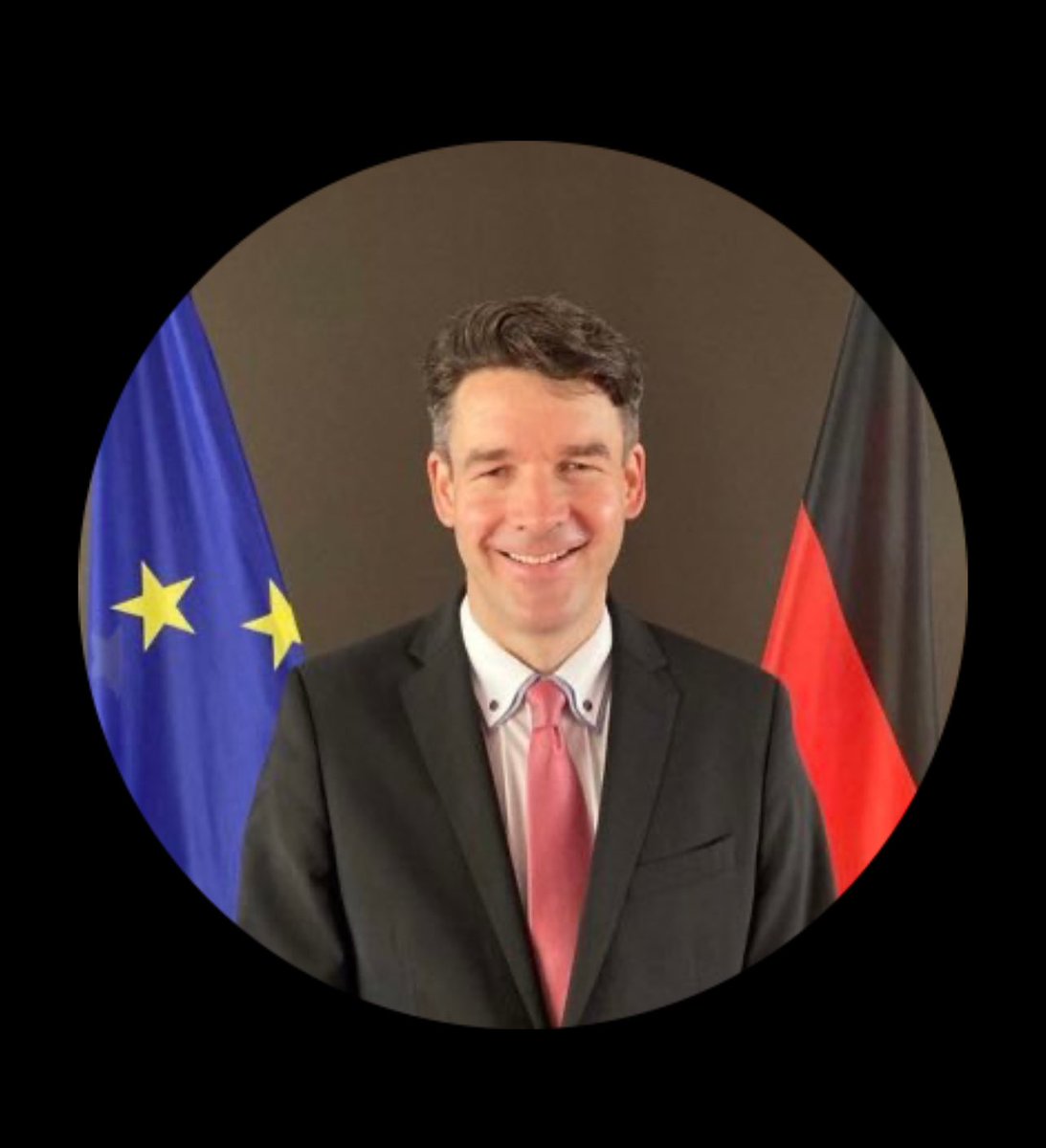 أخبار عاجلة! قرر 🇪🇺 تعليق العقوبات المفروضة على الطاقة والطيران والتمويل! المبادرة 🇩🇪 ناجحة: بعد شهر من المفاوضات في بروكسل، اتفقنا على هذه الخطوات الإيجابية لدعم السوريين في طريقهم نحو سوريا حرة وشاملة وأفضل. التزام 🇩🇪 وعلاقتها الخاصة واضحة ولا تتزعزع، ويظهر 🇪🇺 الوحدة والتصميم.