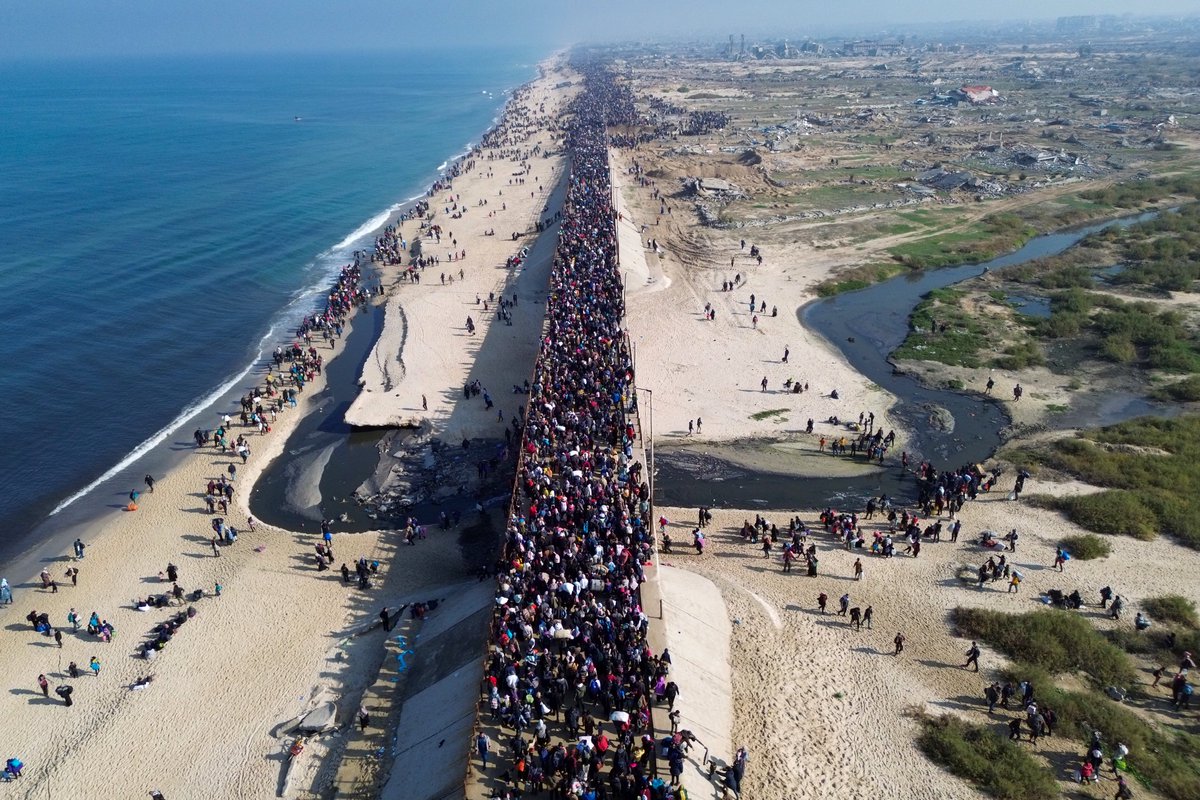This aerial photo shows displaced Gazans walking toward Gaza City, after crossing the Netzarim corridor from the southern Gaza Strip.
📸AFP