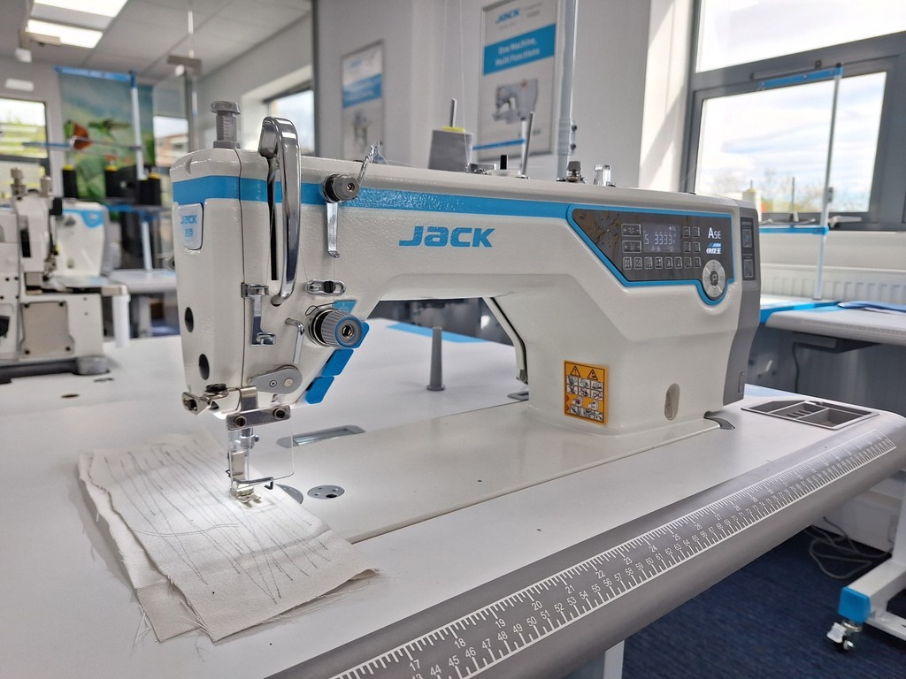 JackSewingUK's tweet photo. The Jack A5E-A Series is available to order!⁠
⁠
This is a single needle, direct drive, fully automatic drop feed lockstitch industrial sewing machine.
⁠
For more information, or to request a quote via our website, click the link below! 🔗

🔗 https://t.co/oUt8uy9Lxn https://t.co/i9ptose5QT