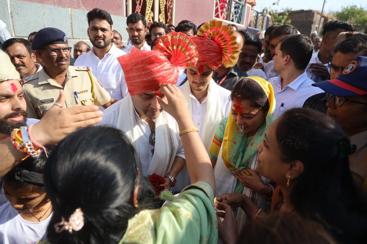 JM_Scindia's tweet photo. माझ्यासाठी आणि माझ्या कुटुंबासाठी अत्यंत भावनिक क्षण. आज अनेक वर्षांनंतर आपल्या गाव, कण्हेरखेड येथे जाऊन आपल्या लोकांकडून मिळालेलं प्रेम आणि आशीर्वाद यासाठी मी आयुष्यभर कृतज्ञ राहीन.

कण्हेरखेडच्या या वीरभूमीला माझा सलाम! https://t.co/pVhAV1bRJw