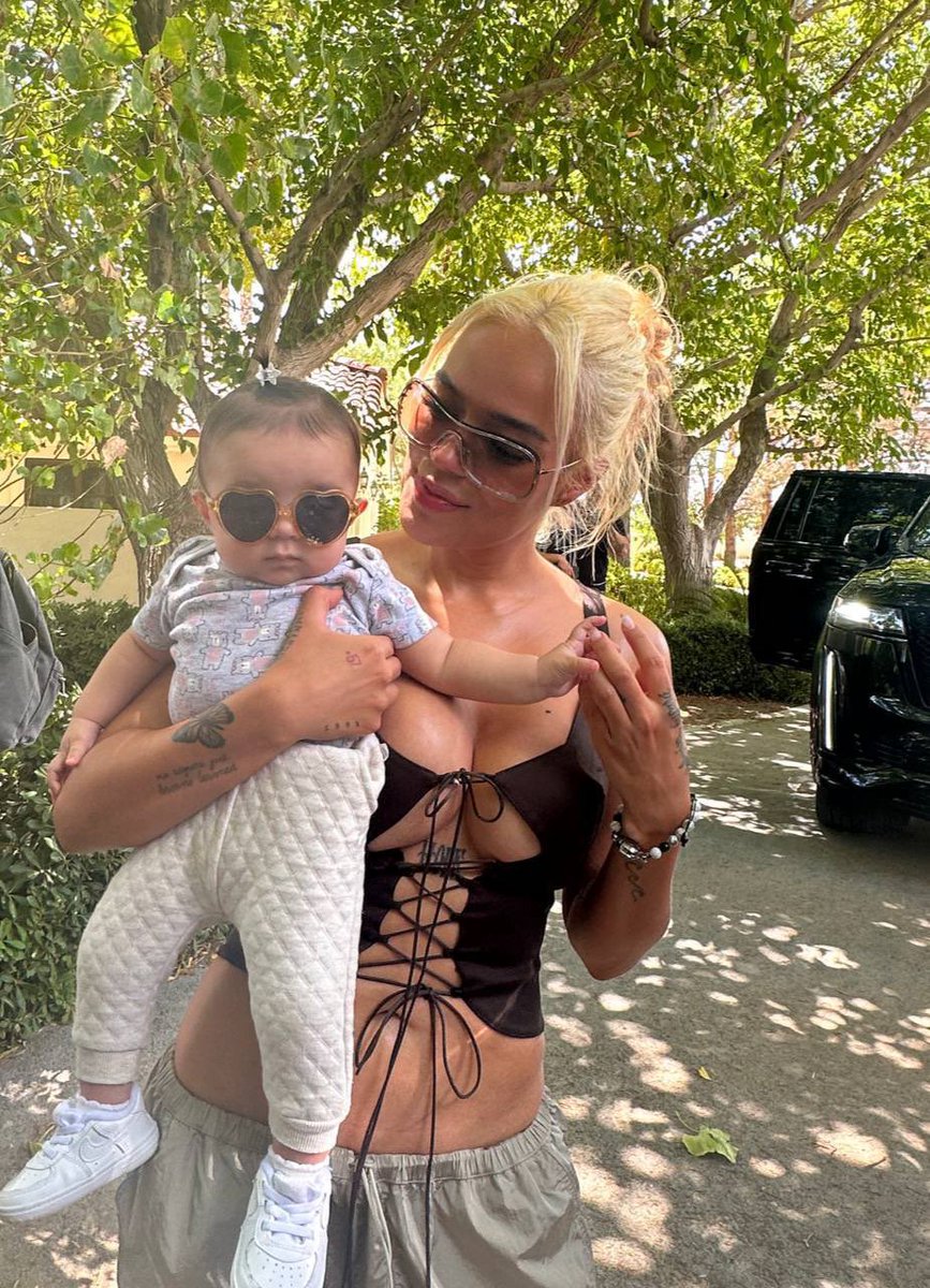 KarolGWW's tweet photo. feliz cumple a la sobrina más linda del mundo, te amo shopie! 🥹❤️‍🩹 https://t.co/o3pPq5iHyq