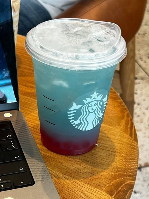 DesignerFash1on's tweet photo. ❤️🌸 The moving color and long-lasting aroma of this drink adds color to my daily life. ☕️⭐️ https://t.co/5NmynWDmH7