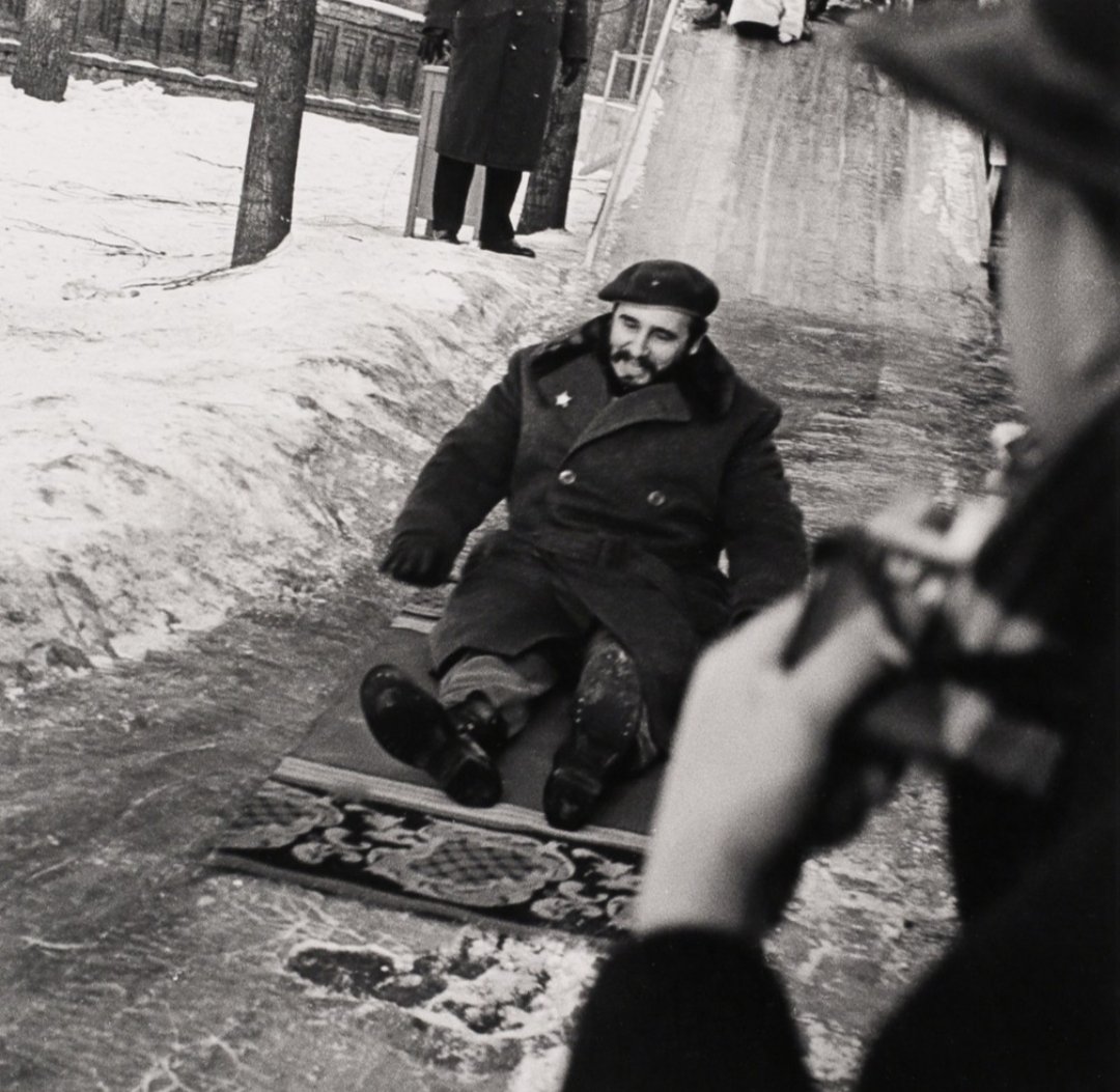 synekura_audio's tweet image. Fidel sledding [on a rug] during his 1964 visit to the USSR