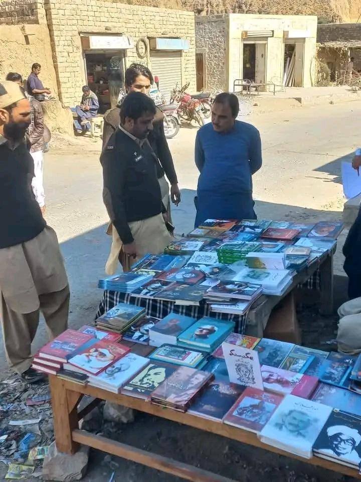 munir_rustam's tweet photo. ہمارے دیس میں "کتاب" پر پابندی ہے۔۔۔
#BalochistanKitabKarwan
#BSAC
#StruggleForKnowledgeAndUnity https://t.co/rkNlofwLGd