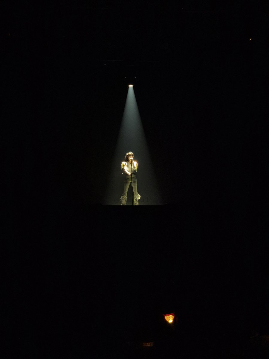 Yenyul_'s tweet photo. 250125 첫콘에서 찍었던 사진 이제서야 뒤져보다 분위기, 멋짐, 예쁨 다 갖춘 사진 발견
화질만 좀더 좋았으면...🥲
#최예나 #예나 #YENA #イェナ https://t.co/4Y17nUTwi9
