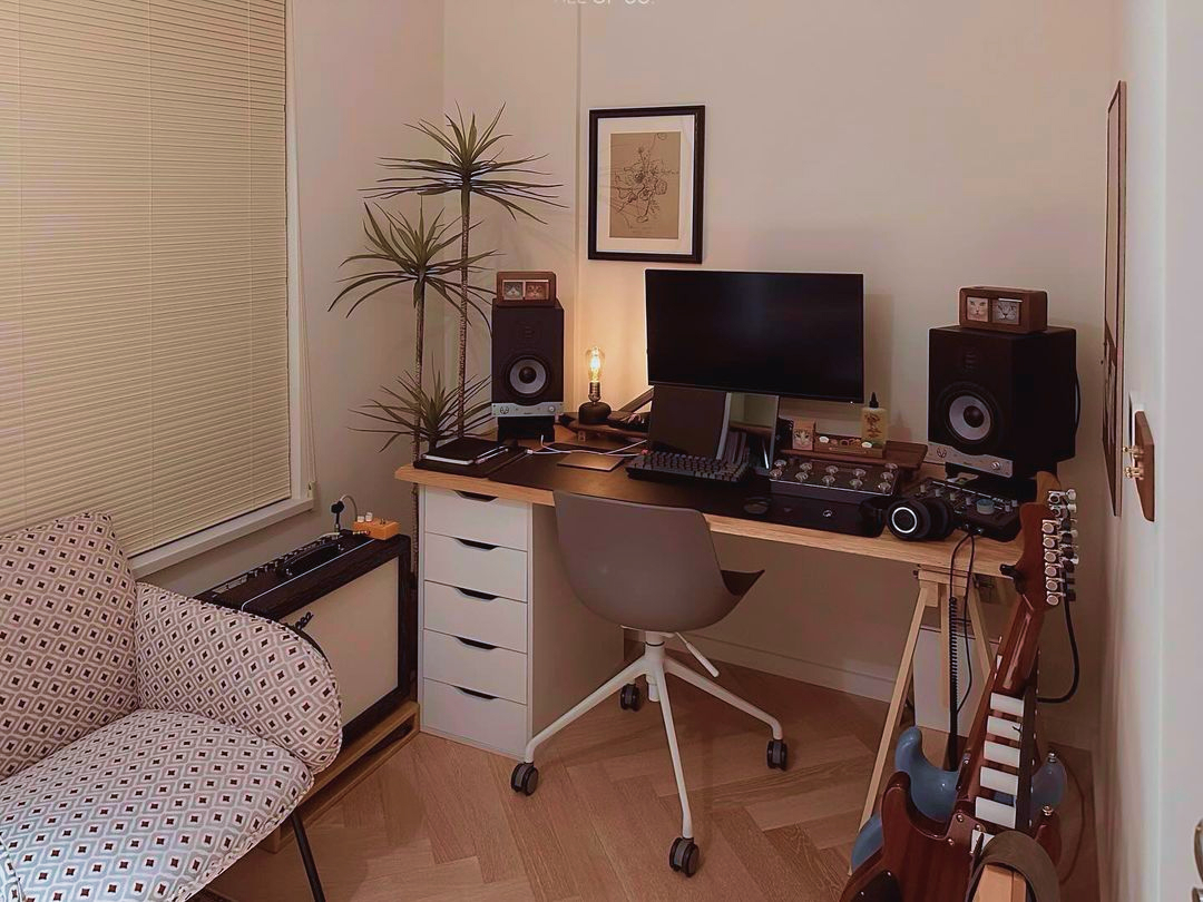 EveAudio's tweet photo. Cozy home studio with SC207 🔊✨

#EVEAudio #StudioMonitors #SC207 #HomeStudio #HomeSetup #Mixing #Mastering #MusicProduction https://t.co/ckSQ6dfTCf