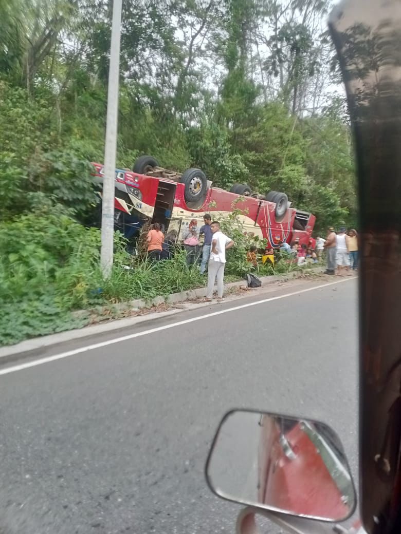 poderinfocal03's tweet image. #MANABI || ¡Fuerte accidente de tránsito en las vías manabitas deja varios heridos.
Sucedió la mañana de este lunes, bajando el cerro de #Junín con dirección a #Portoviejo. El bus intercantonal se volcó dejando varias personas heridas entre ellos algunos menores de edad.