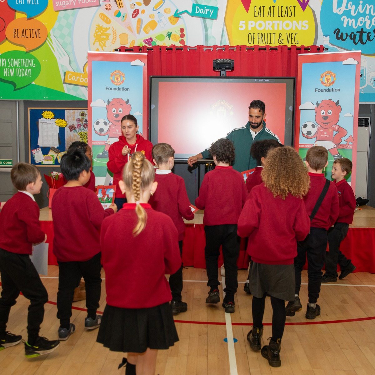 MU_Foundation's tweet photo. When the birthday boy pays you a visit 👀🔴

We loved seeing Ruben visiting our participants @_PrimroseHill 🤩

Happy birthday, boss 🎉

#RubenAmorim | #PLPrimaryStars | @PLCommunities