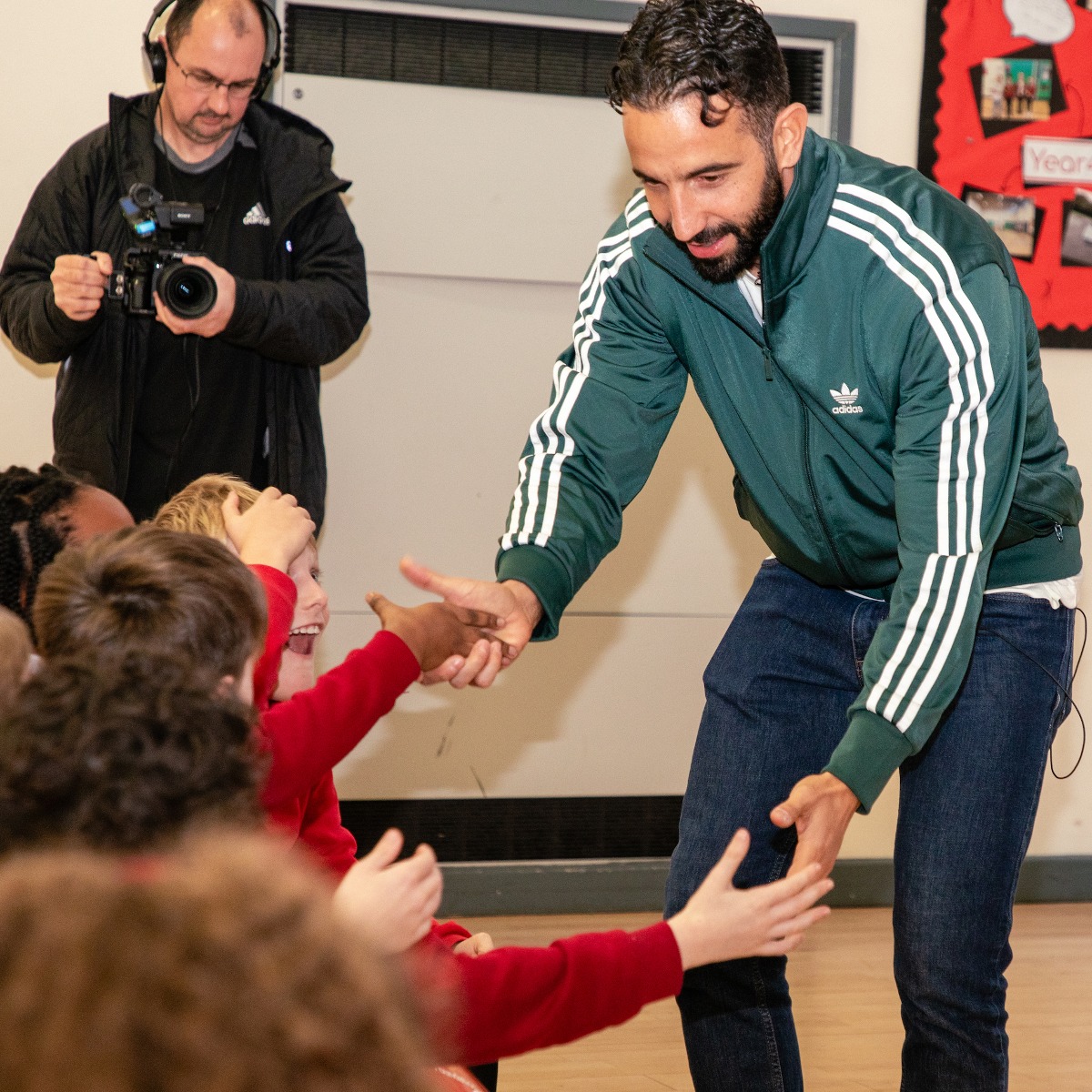 MU_Foundation's tweet photo. When the birthday boy pays you a visit 👀🔴

We loved seeing Ruben visiting our participants @_PrimroseHill 🤩

Happy birthday, boss 🎉

#RubenAmorim | #PLPrimaryStars | @PLCommunities