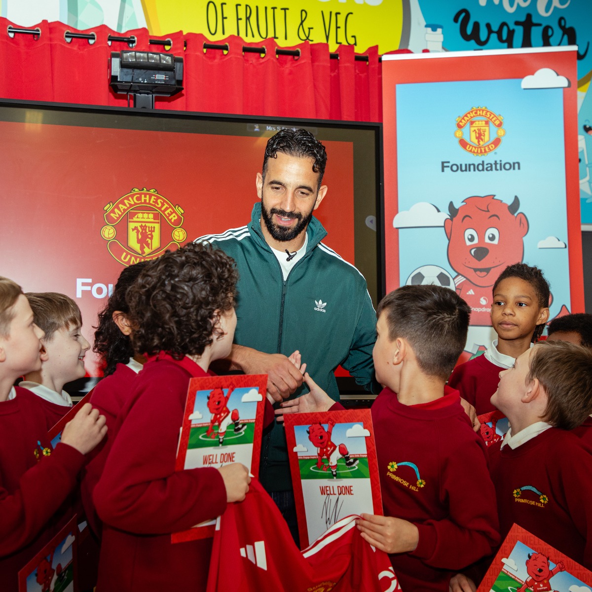 MU_Foundation's tweet photo. When the birthday boy pays you a visit 👀🔴

We loved seeing Ruben visiting our participants @_PrimroseHill 🤩

Happy birthday, boss 🎉

#RubenAmorim | #PLPrimaryStars | @PLCommunities