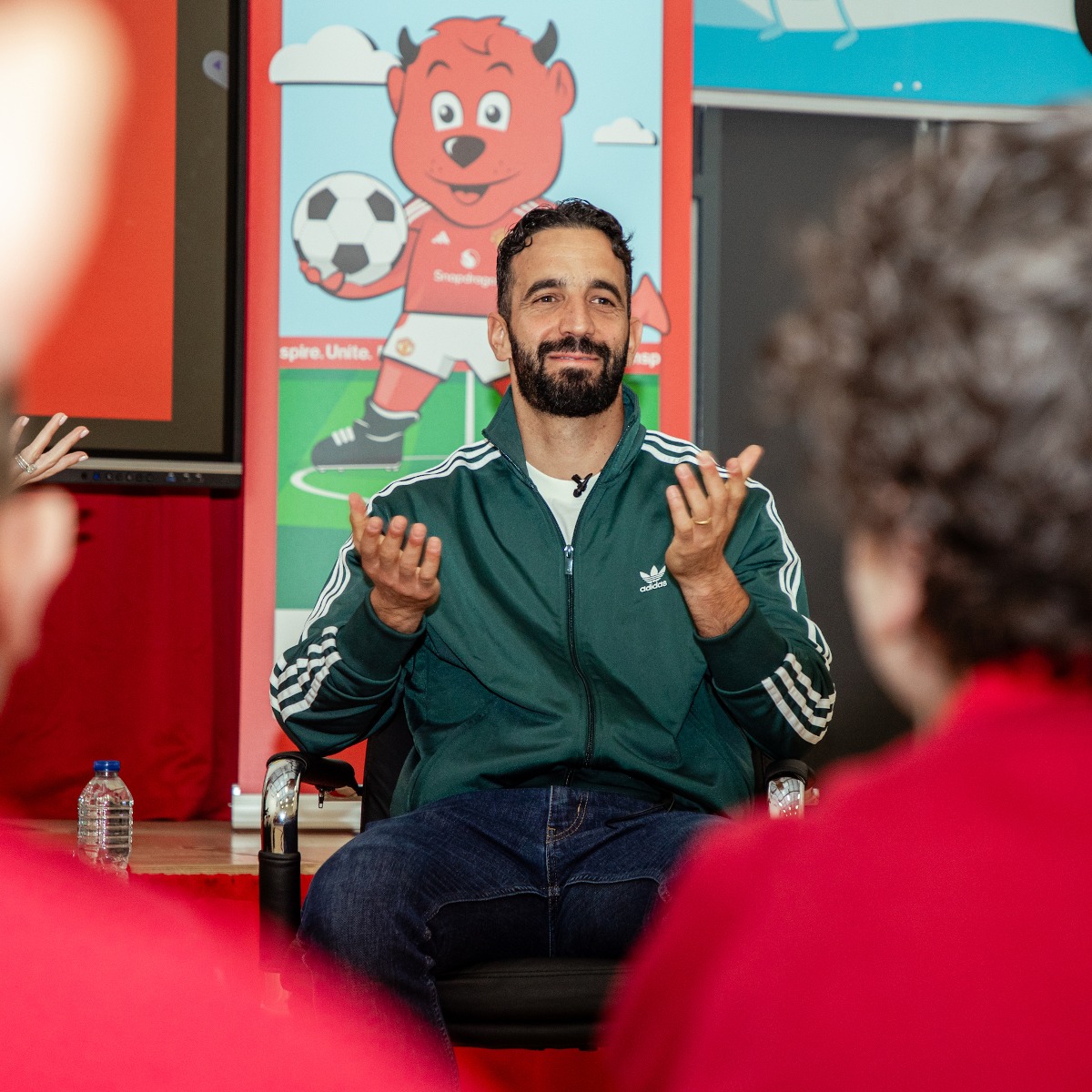 MU_Foundation's tweet photo. When the birthday boy pays you a visit 👀🔴

We loved seeing Ruben visiting our participants @_PrimroseHill 🤩

Happy birthday, boss 🎉

#RubenAmorim | #PLPrimaryStars | @PLCommunities
