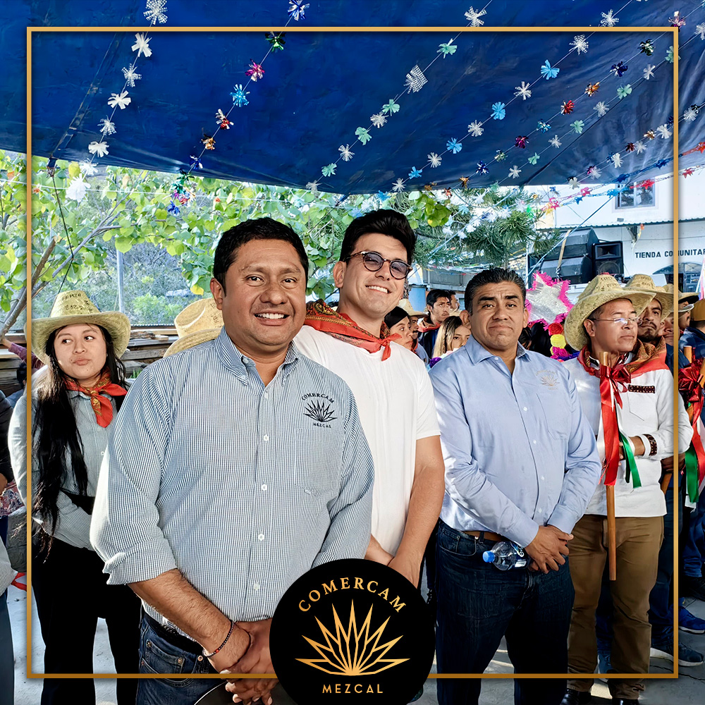 COMERCAM_AC's tweet photo. Con gran alegría y tradición, se llevó a cabo la 𝐅𝐞𝐫𝐢𝐚 𝐀𝐧𝐮𝐚𝐥 𝐞𝐧 𝐇𝐨𝐧𝐨𝐫 𝐚 𝐒𝐚𝐧 𝐏𝐚𝐛𝐥𝐨 𝐀𝐩𝐨́𝐬𝐭𝐨𝐥 𝟐𝟎𝟐𝟓.
La festividad estuvo llena de momentos especiales como la calenda floral y el esperado concurso de la piña más grande.
#COMERCAM #Mezcal #DOM https://t.co/Ab8yOQTXUD
