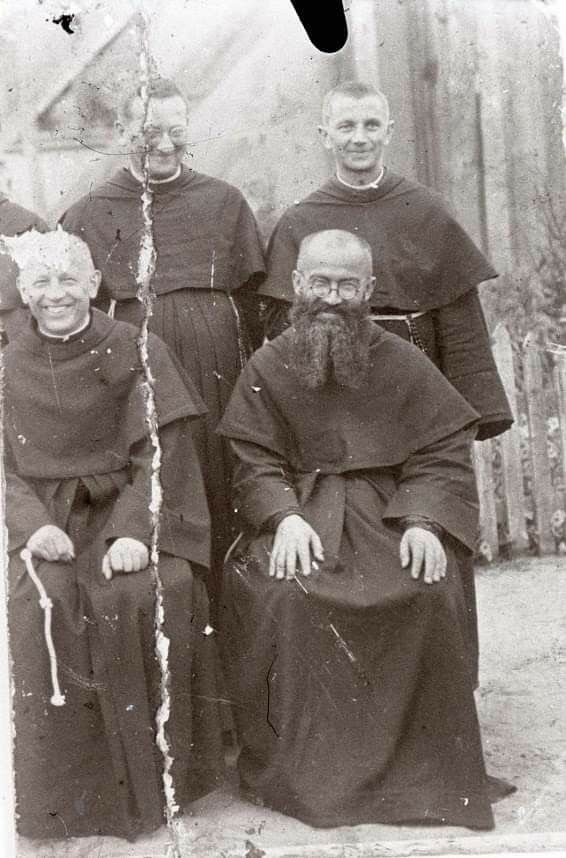 kike_valtierra's tweet image. — “Tú morirás”… dijo el guardia nazi

Un hombre de la fila dio un paso al frente y respondió:

— “Yo tomaré su lugar.”

Ese hombre… era Maximilian Kolbe.

Y su historia merece ser contada.

~ h i l o ~