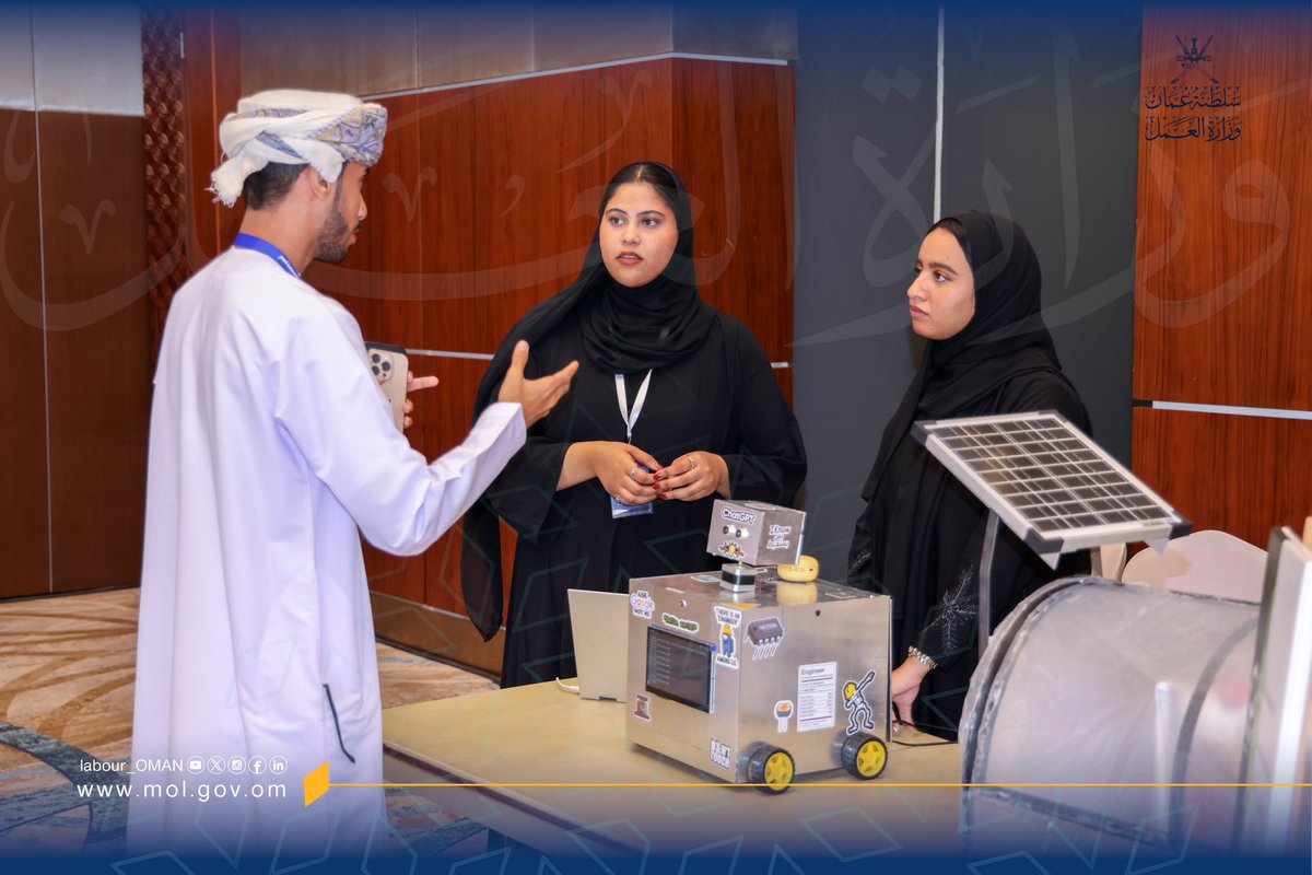 Labour_OMAN's tweet photo. شاركت #وزارة_العمل ممثلة بالكليات المهنية في قمة عُمان للذكاء الاصطناعي 2025م، التي أقيمت خلال الفترة من 27 إلى 28 يناير. وتمثلت المشاركة في عرض مشاريع طلابية مبتكرة تشمل:

🔹 الحاضنة الذكية
🔹 المكتبة الذكية
🔹 الروبوت التفاعلي

إبداع وابتكار يعكس رؤية مستقبلية واعدة✨ https://t.co/MVkitfmf6d