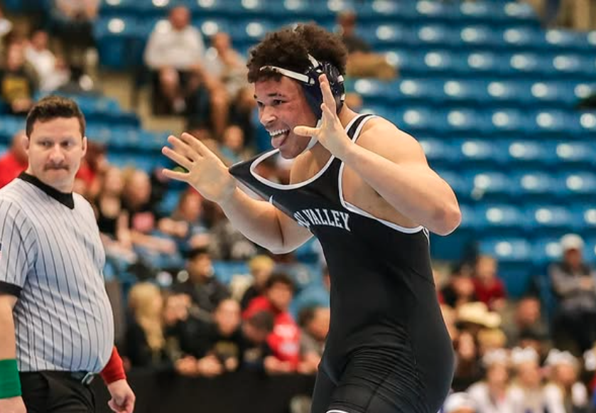bluhawksports's tweet photo. 1 Month until the 6A Boys and Girls #KSHSAA #StateWrestling Tournament! 🤼  The Championship event will take place on February 27th-March 1st in our Fieldhouse! 

Don't miss this incredible event!

📸 : @KSHSAA @furious_fearme https://t.co/XQh6bjJ0TR