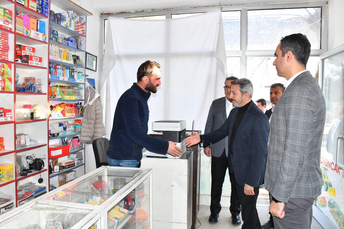 AhmetAYDIN_02's tweet photo. 📍Samsat

Esnaf kardeşlerimizi iş yerlerinde ziyaret ederek hayırlı ve bereketli kazançlar diledik. 
Değerli hemşerimize göstermiş oldukları samimi misafirperverlikleri için yürekten teşekkür ediyorum. https://t.co/Ad5U2gmVCF