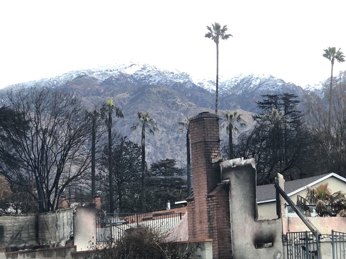 mseleanorevega's tweet photo. Mother Nature could be so cruel. Two weeks ago, these mountains in Altadena were on fire. Today, they are covered in snow. https://t.co/POeti9oEV8
