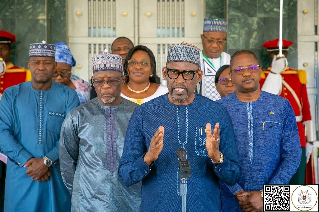 AESinfos's tweet image. #AESinfo | #AES 🇧🇫🇲🇱🇳🇪
Retrait de la CEDEAO : Le compte rendu des travaux des Ministres des Affaires Étrangères au Président du Faso

Le Président du Faso, Chef de l’État, le Capitaine Ibrahim TRAORÉ, a reçu en audience, ce lundi en fin de matinée, les ministres des Affaires…