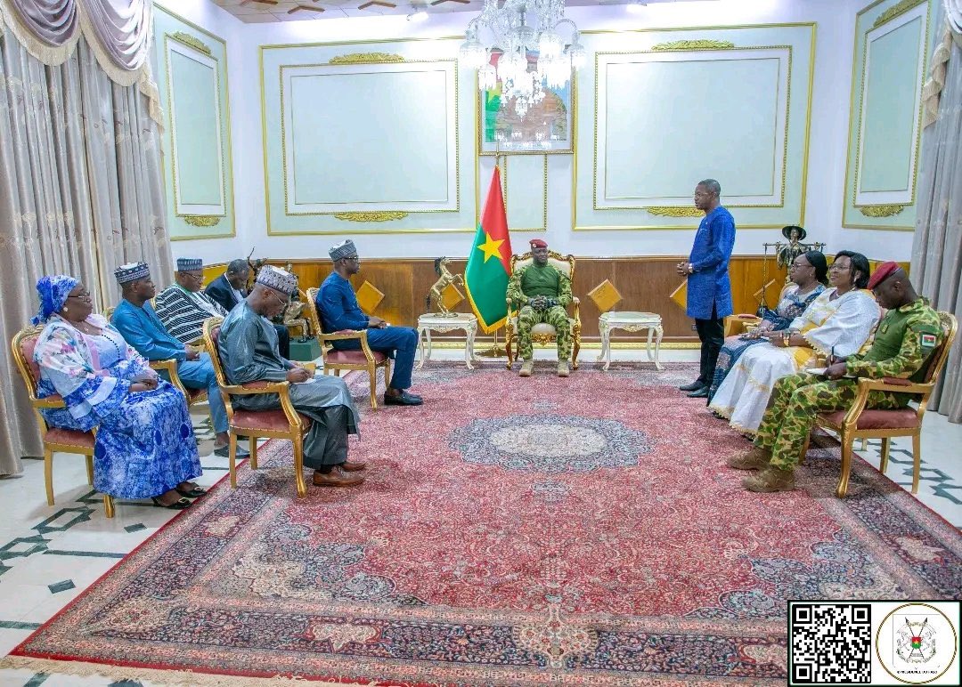 AESinfos's tweet image. #AESinfo | #AES 🇧🇫🇲🇱🇳🇪
Retrait de la CEDEAO : Le compte rendu des travaux des Ministres des Affaires Étrangères au Président du Faso

Le Président du Faso, Chef de l’État, le Capitaine Ibrahim TRAORÉ, a reçu en audience, ce lundi en fin de matinée, les ministres des Affaires…