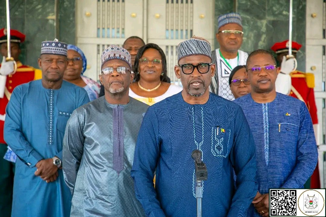 AESinfos's tweet image. #AESinfo | #AES 🇧🇫🇲🇱🇳🇪
Retrait de la CEDEAO : Le compte rendu des travaux des Ministres des Affaires Étrangères au Président du Faso

Le Président du Faso, Chef de l’État, le Capitaine Ibrahim TRAORÉ, a reçu en audience, ce lundi en fin de matinée, les ministres des Affaires…