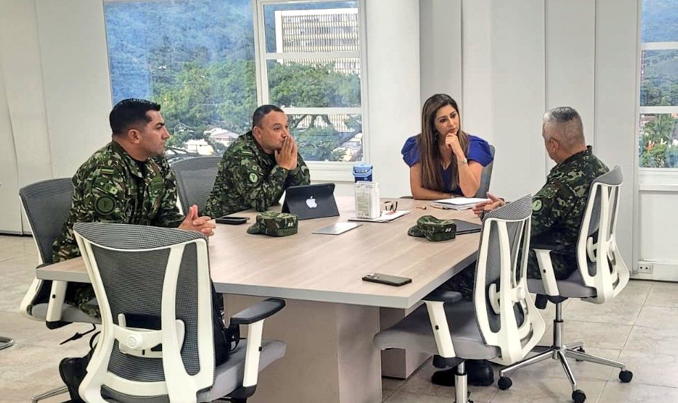 Ejercito_Div5's tweet photo. El Comandante de la #QuintaDivision y de la #SextaBrigada, a esta hora se reúnen con la Gobernadora del Tolima, @AdrianaMatizTol, donde se verifican las operaciones que están en desarrollo en el departamento del Tolima, además, se verifica el pago de recompensas para los cabecillas de los grupos armados organizados.

#PlanAyacucho