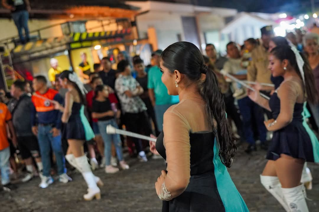 Nuestra alcaldesa de La Unión Sur, <a href="/Victoriag_sv/">Victoria Gutiérrez Salmerón</a>, asistió al desfile de cierre de las fiestas titulares del distrito de Conchagua, donde compartió con los habitantes, en un ambiente de sana convivencia y total seguridad. 🙌🏻🤩