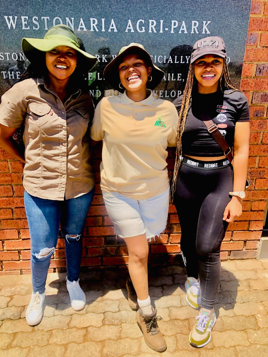 ZiGals zeAgriculture. Learning a lot from fellow female farmers. Fetsa tlala