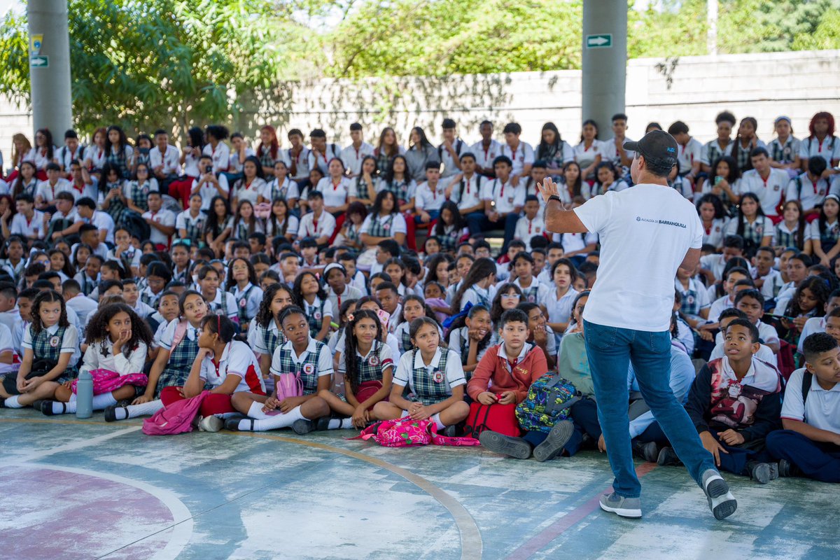 AlejandroChar's tweet photo. Desde la IED Evardo Turizo acompañamos el regreso a clases de más de 206 mil estudiantes barranquilleros.

Me llena de orgullo estar nuevamente en este colegio que he visto crecer y quiero mucho para anunciar una gran inversión de $21 mil millones destinados a ampliar su infraestructura con nueva cocina, comedor, zona administrativa, seis aulas de preescolar, 24 aulas regulares, dos aulas tecnológicas, un laboratorio integrado y baterías de baños.