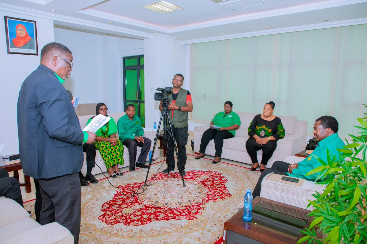 KATIBU Mkuu wa Chama Cha Mapinduzi (CCM), Balozi Dkt. Emmanuel John Nchimbi leo tarehe 27 Januari 2025, amepokea risala ya waliowahi kuwa Wajumbe wa Halmashauri Kuu ya CCM Taifa (NEC), iliyosomwa na Mhandisi Burton Kyaka, wakiunga mkono maazimio ya Mkutano Mkuu Maalum wa CCM,