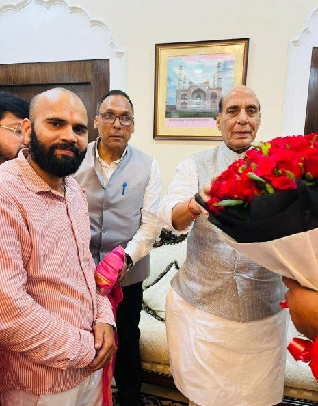 एक दिन हमारे देश के रक्षा मंत्री श्री राजनाथ सिंह जी से मुलाक़ात कर कुछ यादें सम्हाल रखी हैँ,
<a href="/rajnathsingh/">Rajnath Singh</a> <a href="/myogiadityanath/">Yogi Adityanath</a>