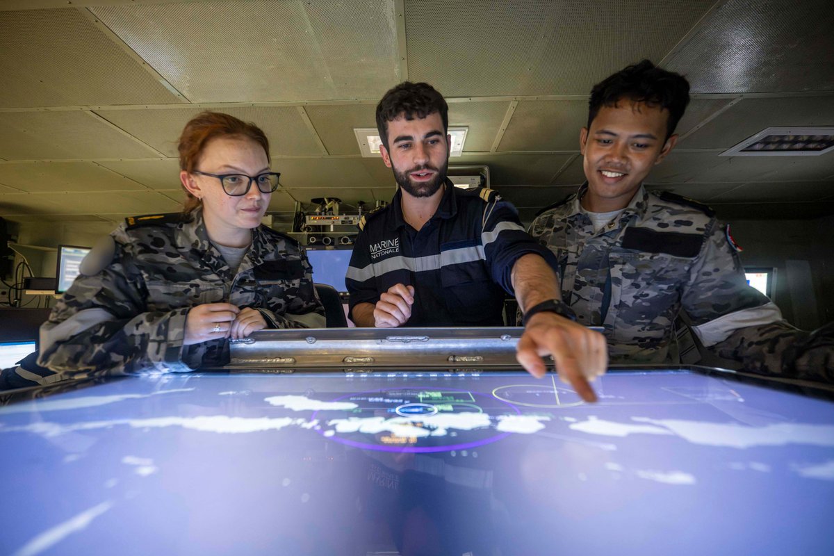 French_CSG's tweet photo. The 🇦🇺 HMAS Hobart destroyer joined the #French_CSG in the Lombok Strait during the final phase of #LAPEROUSE25
➡️The 🇫🇷 Jacques Chevallier has refueled a 🇦🇺 vessel for the first time !
➡️The Hobart and 🇫🇷 air defense destroyer carried out many exercises and exchanges. https://t.co/xkPQFZ65oG