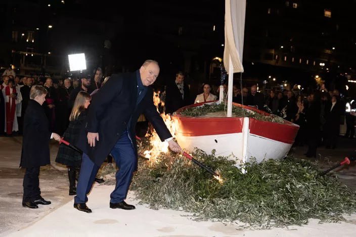 agedorgallery's tweet photo. Yesterday, #PrinceAlbert #PrincessCharlene Jacques, and Gabriella, as always, took part in the traditional #burning of the fishing boat, #symbolizing the boat that carried the body of Devota after her death
One of the important holidays for the residents of Monaco is the Feast of #SaintDevota which is celebrated on January 26th
The #princelyfamily never misses official events in honor of the patroness of #Corsica and #Monaco #PrinceFamily #PrinceofMonaco #PrincessofMonaco