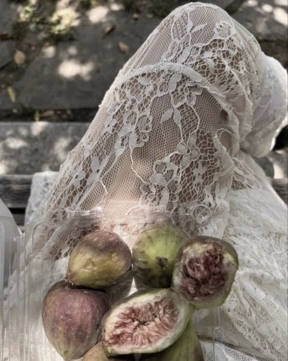 nuitorrides's tweet photo. ⠀⠀
⠀⠀⠀⠀ 𐙚 hye-jin y. svetlana,,
⠀⠀ ⠀⠀she looks for her omens
⠀⠀ ⠀⠀in the colors of stones. 
⠀⠀ https://t.co/UrQvxpjGHR