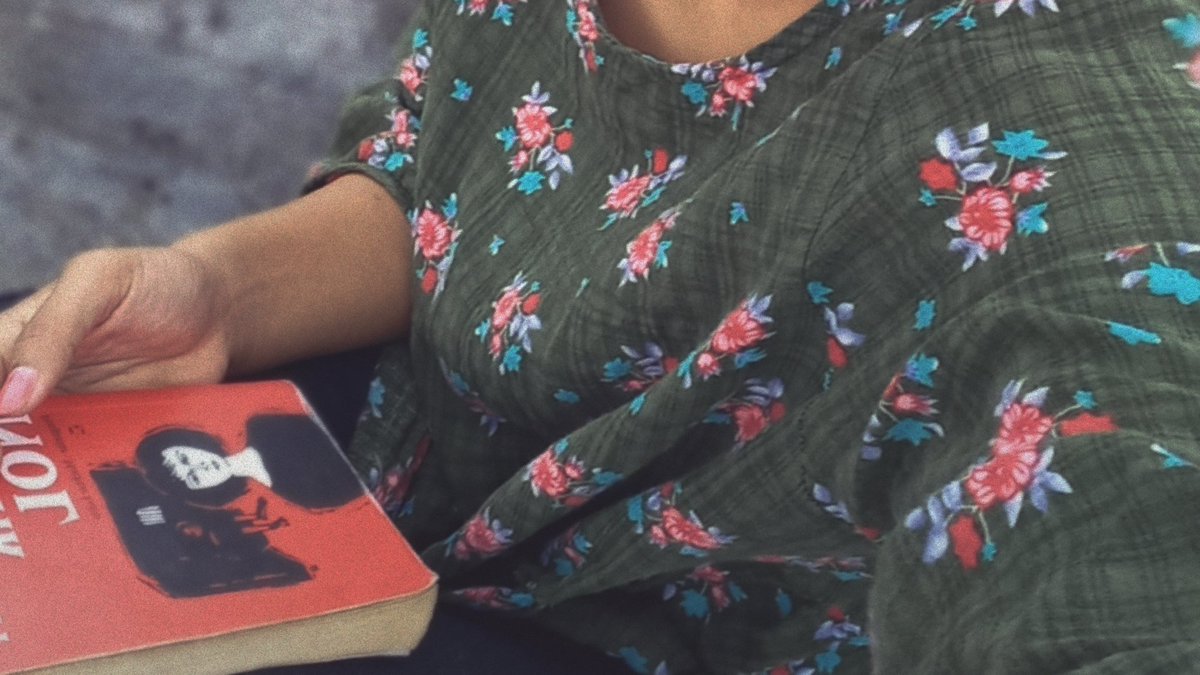 sunflowerutam's tweet photo. Aku akan terus bertahan dengan membaca buku, berfoto dengan bunga, mengumpulkan pakaian cantik dan memasukkan unsur bunga ke dalam filmku. https://t.co/ZEDG8DCaq3