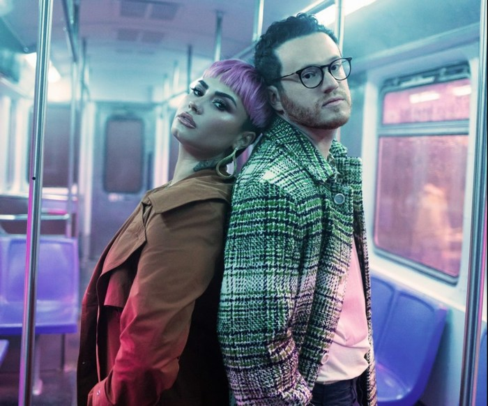 demilovatobr's tweet photo. PHARITA, integrante do novo grupo de kpop BABYMONSTER, compartilhou no Weverse sobre Sam Fischer e Demi Lovato terem notado sua performance de "What Other People Say":

"Acabei de ver a reação mais doce de Sam Fischer, o cantor original de 'What Other People Say', que viu minha apresentação 😱. Tipo, oi?
E então eu acordei com a própria rainha, DEMI LOVATO, postando novamente em seus stories 🫨
O que está acontecendo hahaha?
Já faz anos desde que cantei essa música e é louco pensar no impacto que uma música pode ter quando se trata de unir as pessoas. Eu amo todos vocês.
Enviarei mais fotos em breve, eu prometo ✨"
