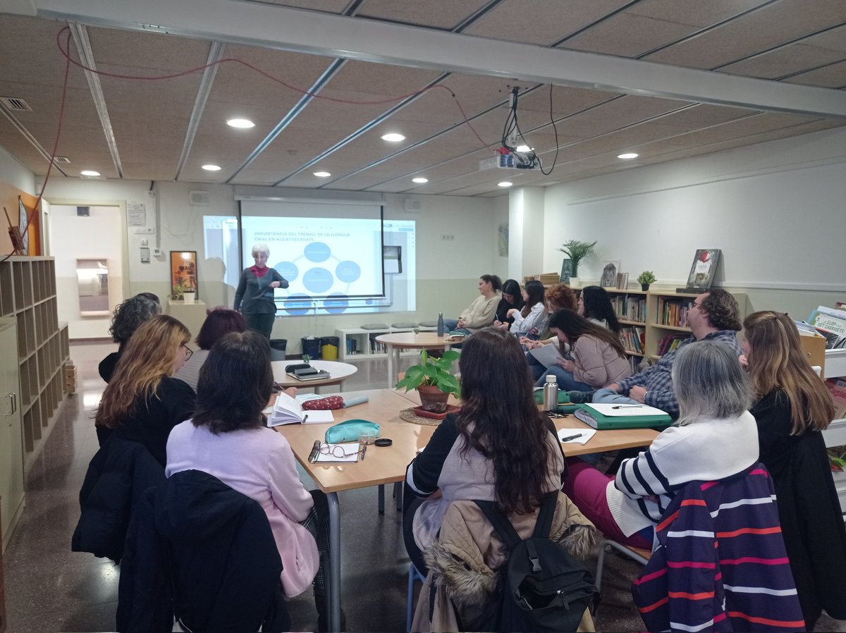 Avui el claustre Sagarra comença la formació "La neurociència i la llengua" amb l'experta Enriqueta Garriga. 

Som-hi!