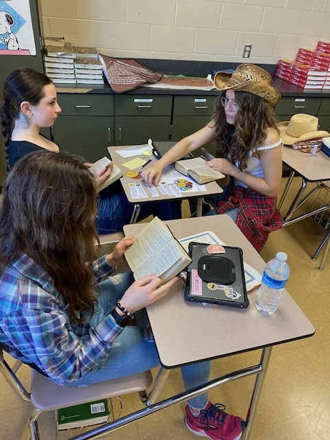 🧩✨ Today in Advanced ELA, Ms. Green &amp; Mr. Snyderman hosted a To Kill a Mockingbird escape room! Students worked together to crack codes, solve puzzles, and review key themes from the novel. Learning has never been this fun! 📚🔓 #EngagedLearning #ELA <a href="/hempfield/">Hempfield SD</a>