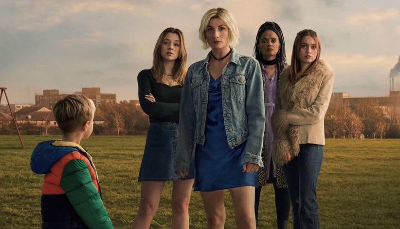 O FIRST LOOK CHEGOU! 

📸: Claudia como “Maggie” em nova foto promocional de Toxic Town que estreia na Netflix no dia 27 de fevereiro. Claudia estrela a série junto a Jodie Whittaker e Aimee Lou Wood. ✨