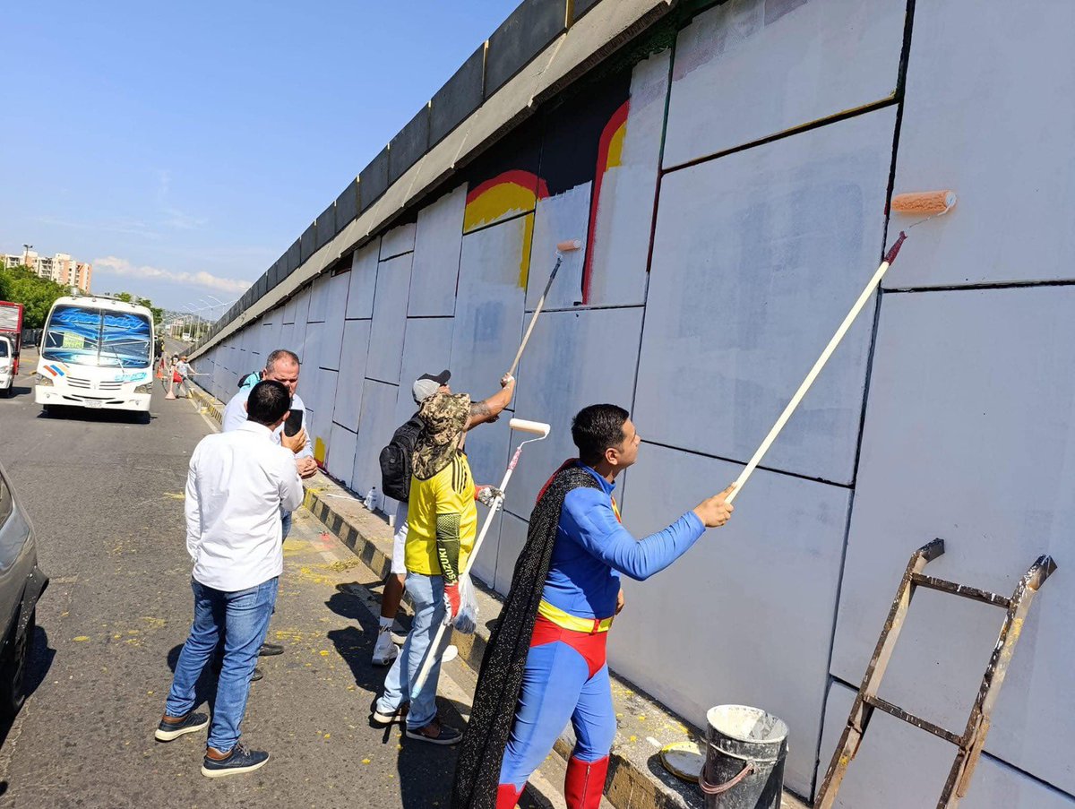 fredyparada90's tweet photo. Hace pocos minutos la @AlcaldiaCucuta formuló la denuncia penal contra las personas que dañaron el mural ubicado en la Redoma San Mateo. La obra artística había costado 109 millones de pesos y sin ninguna autorización fue borrada por personas que arbitrariamente modificaron el mensaje cultural y artístico que se había elaborado. La @FiscaliaCol ya tiene los elementos probatorios para judicializar a las personas que hicieron esa actividad irregular. Les muestro el antes y el después del mencionado mural, así como el momento en el que el secretario de gobierno, Miguel Castellanos, actuando en nombre de la alcaldía, hizo la denuncia respectiva. @AlcaldiaCucuta @laopinion_col @LigiaBejarano