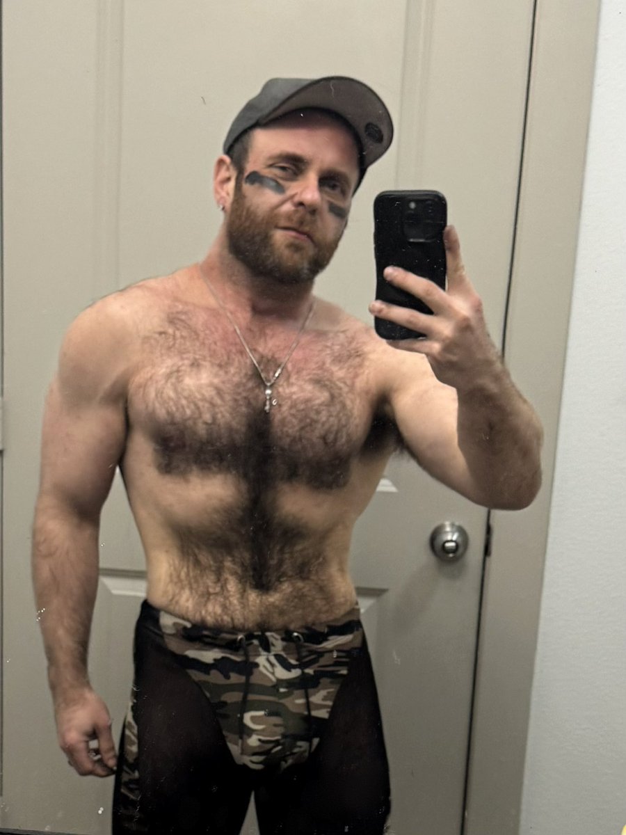 IMightDom's tweet photo. Dog tag cruise look complete. https://t.co/6ECQTZbSzd
