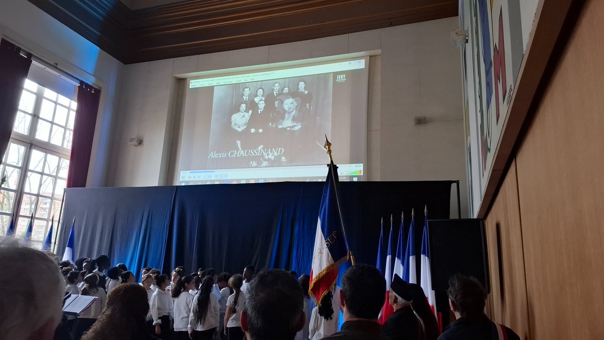 IvryAutrement's tweet photo. Se souvenir c'est aussi être des citoyens vigilants. Combattons cette résurgence de la haine.
Notre groupe a déposé une gerbe en hommage aux 96 ivryens, dont 34 enfants, déportés et tués.

Emotion lorsque leurs noms ont été cités et leurs images diffusées sur un écran.

2/2 #Ivry https://t.co/TWnyCieVhV