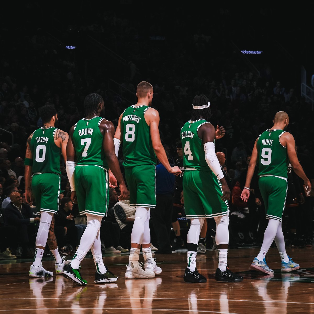 celtics's tweet photo. Every starter scored 17+ PTS in our last W 😤

JT: 24 PTS, 6 REB, 3 AST
JB: 22 PTS, 8 REB, 6 AST
KP: 18 PTS, 4 REB, 5 AST
JH: 17 PTS, 3 REB, 4 AST
DW: 23 PTS, 4 REB, 4 AST https://t.co/OP4STQpMLO