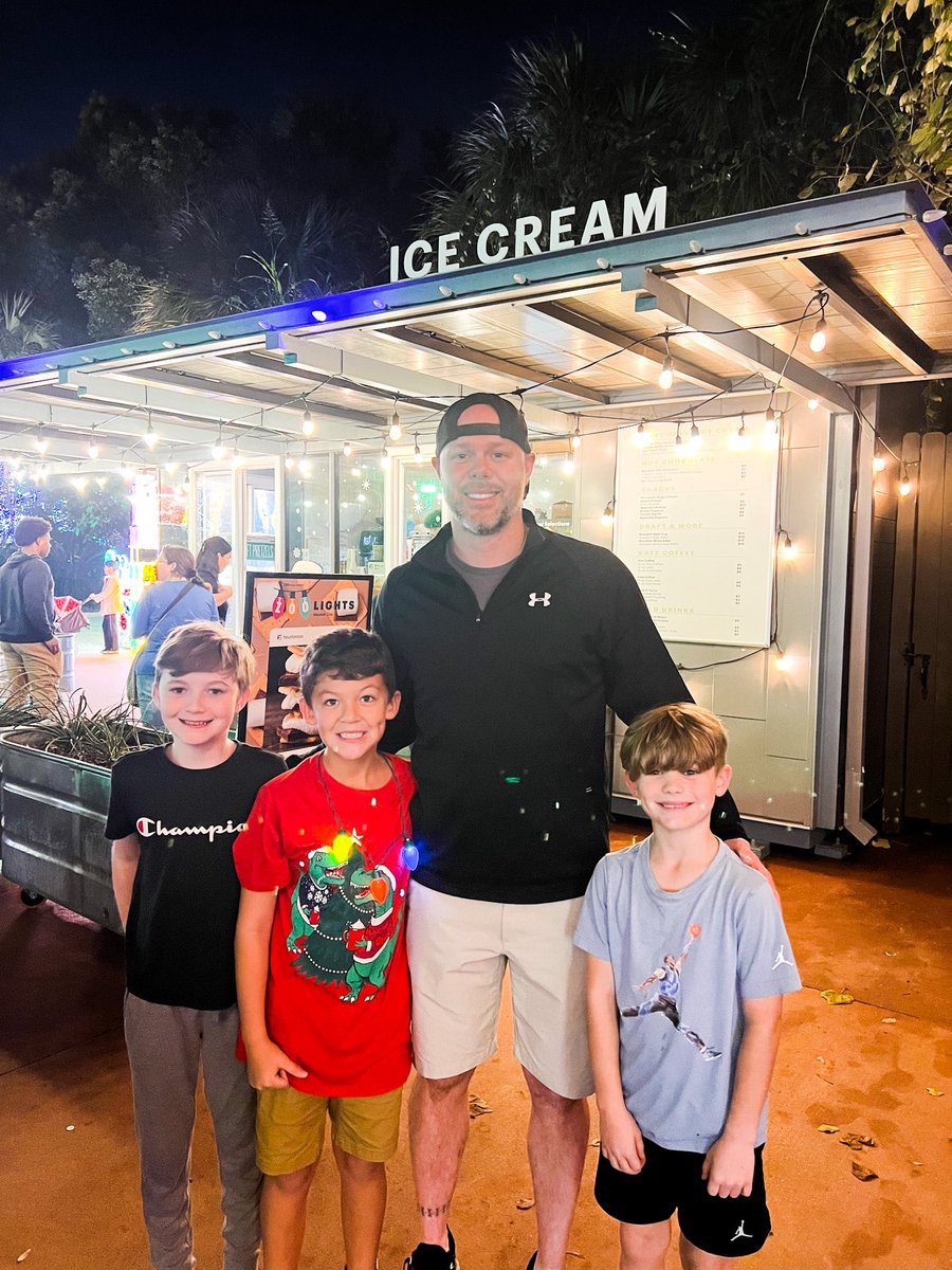 NathanMoutz's tweet photo. @KatPressly Meeting y’all at the Houston Zoo lights was a massive highlight of last year. So humble and kind to speak to us for a few minutes and then to take a picture with our boys. Thank you for everything and best of luck in Chicago! https://t.co/x4xveBtBTy