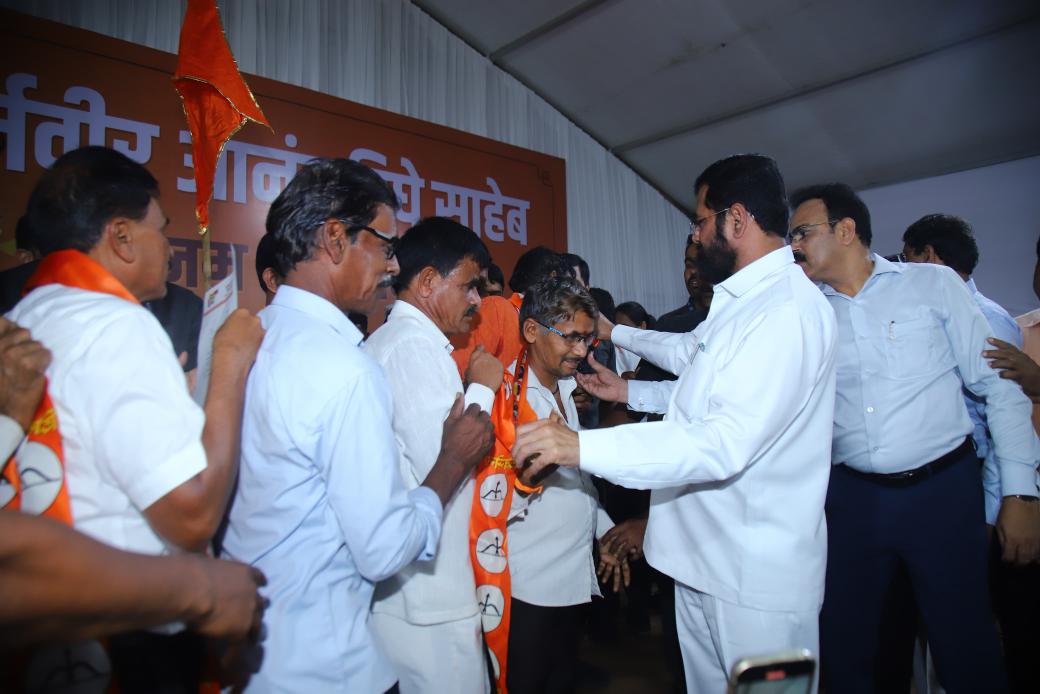 Shivsenaofc's tweet photo. वंदनीय गुरुवर्य धर्मवीर आनंद दिघे साहेबांच्या जयंतीदिनाचे औचित्य साधत आज विविध पक्षांच्या पदाधिकाऱ्यांनी शिवसेनेत प्रवेश केला. शिवसेनेचे मुख्य नेते व उपमुख्यमंत्री मा.ना.श्री. एकनाथजी शिंदे साहेब यांच्या प्रमुख उपस्थितीत धर्मवीर आनंद दिघे साहेबांचे समाधीस्थान असलेल्या शक्ती स्थळावर हा पक्षप्रवेश पार पडला. 

यावेळी उबाठा गटाच्या माजी नगरसेविका राजूल पटेल यांच्यासह विलेपार्ले येथील शाखाप्रमुख सुनील भागडे, वरळीतील सुरेश कोठेकर आणि रोशन पावसकर यांच्यासह ४० पदाधिकारी आणि ५० कार्यकर्त्यांनी शिवसेनेत प्रवेश केला. शिवाजी नगर, मानखुर्द येथील कार्यकर्ते तसेच उत्तर मध्य मुंबईमधील अशोक लोखंडे यांच्यासह २० पदाधिकाऱ्यांनी शिवसेनेचा भगवा हाती घेतला. त्याचबरोबर मीरा भाईंदर महापालिकाचे माजी उपमहापौर प्रवीण पाटील, जयंती पाटील, अरविंद ठाकूर, शिवशंकर तिवारी यांच्यासह माजी नगरसेवकांनी आज शिवसेनेत प्रवेश केला. 

कोल्हापूर जिल्हातील प्रदेश जनरल सेक्रेटरी सुजीत समुद्रे, प्रमोद धनावडे, शीतल कांबळे, उल्हास वाघमारे, किरण कांबळे, यांच्यासह अनेक कार्यकर्त्यांनी प्रवेश केला. सांगली जिल्ह्यातील प्रदेश जनरल सेक्रेटरी प्रशांत कांबळे यांच्यासह शेकडो कार्यकर्त्यांनी प्रवेश केला.

नाशिक जिल्ह्यातील उबाठा गटाच्या श्रीमती इंदूबाई सुदाम नागरे, माजी नगरसेवक विक्रम नागरे आणि राष्ट्रवादी शरद पवार गटाच्या महिला प्रदेश सचिव समिना शोएब मेनन यांचा पक्षप्रवेश झाला. त्यासोबतच इगतपुरी, त्र्यंबकेश्वर, मालेगाव शहापूरमधील २०० कार्यकर्ते, उबाठाचे माजी आमदार काशिनाथ मेंगाळ यांनी देखील उपस्थितीत शिवसेनेते प्रवेश केला. याशिवाय नाशिक शिक्षक सेना, जळगाव शिक्षक सेनेतील शेकडो सदस्यांनी शिवसेनेचा भगवा हाती घेतला. 

यावेळी मंत्री प्रताप सरनाईक, आमदार तुकाराम काते, आमदार मुरजी पटेल, शिवसेना सचिव भाऊसाहेब चौधरी, ठाणे महानगरपालिकेचे माजी नगरसेवक राम रेपाळे, ठाणे ग्रामीण जिल्हाप्रमुख प्रकाश पाटील, माजी आमदार रुपेश म्हात्रे, माजी आमदार रवींद्र फाटक, शिवसेना उपनेते विजय करंजकर, सहसंपर्क प्रमुख राजू लवटे, महानगरप्रमुख प्रवीण तिदमे, माजी नगरसेविका हर्षदा गिरकर, योगेश म्हस्के तसेच शिवसेनेचे ठाण्यातील पदाधिकारी आणि शिवसैनिक मोठ्या संख्येने उपस्थित होते.

#Shivsena #Eknathshinde