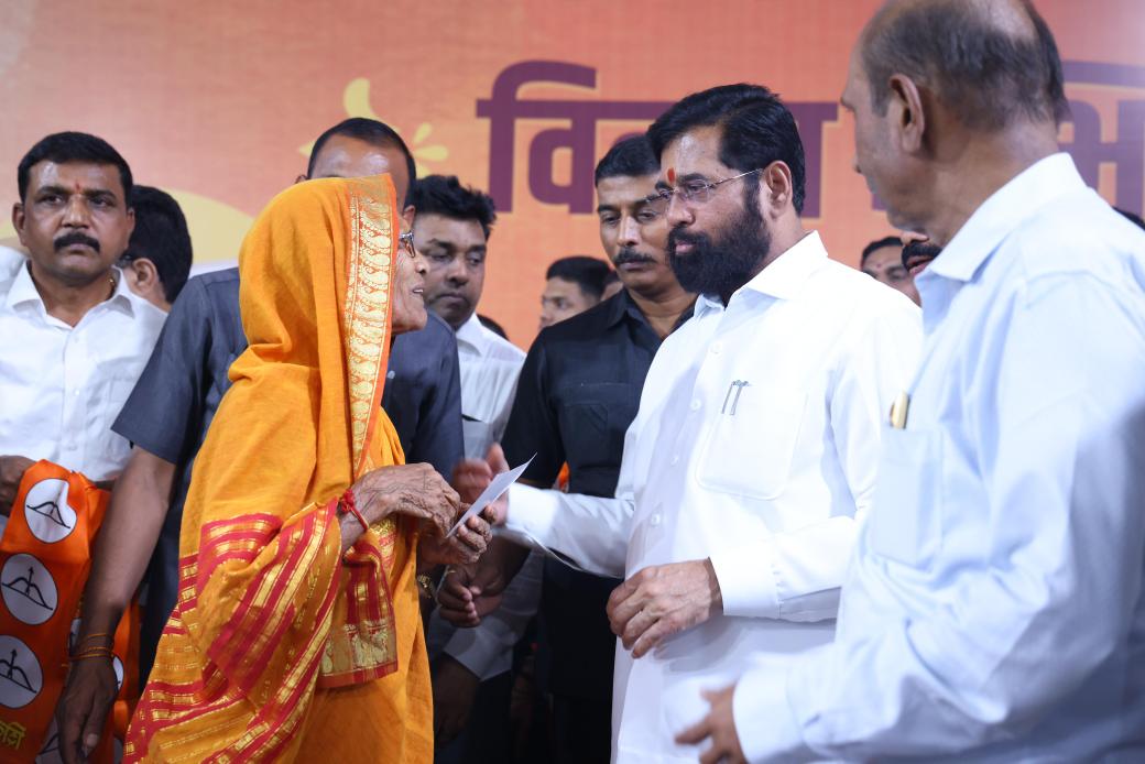 Shivsenaofc's tweet photo. वंदनीय गुरुवर्य धर्मवीर आनंद दिघे साहेबांच्या जयंतीदिनाचे औचित्य साधत आज विविध पक्षांच्या पदाधिकाऱ्यांनी शिवसेनेत प्रवेश केला. शिवसेनेचे मुख्य नेते व उपमुख्यमंत्री मा.ना.श्री. एकनाथजी शिंदे साहेब यांच्या प्रमुख उपस्थितीत धर्मवीर आनंद दिघे साहेबांचे समाधीस्थान असलेल्या शक्ती स्थळावर हा पक्षप्रवेश पार पडला. 

यावेळी उबाठा गटाच्या माजी नगरसेविका राजूल पटेल यांच्यासह विलेपार्ले येथील शाखाप्रमुख सुनील भागडे, वरळीतील सुरेश कोठेकर आणि रोशन पावसकर यांच्यासह ४० पदाधिकारी आणि ५० कार्यकर्त्यांनी शिवसेनेत प्रवेश केला. शिवाजी नगर, मानखुर्द येथील कार्यकर्ते तसेच उत्तर मध्य मुंबईमधील अशोक लोखंडे यांच्यासह २० पदाधिकाऱ्यांनी शिवसेनेचा भगवा हाती घेतला. त्याचबरोबर मीरा भाईंदर महापालिकाचे माजी उपमहापौर प्रवीण पाटील, जयंती पाटील, अरविंद ठाकूर, शिवशंकर तिवारी यांच्यासह माजी नगरसेवकांनी आज शिवसेनेत प्रवेश केला. 

कोल्हापूर जिल्हातील प्रदेश जनरल सेक्रेटरी सुजीत समुद्रे, प्रमोद धनावडे, शीतल कांबळे, उल्हास वाघमारे, किरण कांबळे, यांच्यासह अनेक कार्यकर्त्यांनी प्रवेश केला. सांगली जिल्ह्यातील प्रदेश जनरल सेक्रेटरी प्रशांत कांबळे यांच्यासह शेकडो कार्यकर्त्यांनी प्रवेश केला.

नाशिक जिल्ह्यातील उबाठा गटाच्या श्रीमती इंदूबाई सुदाम नागरे, माजी नगरसेवक विक्रम नागरे आणि राष्ट्रवादी शरद पवार गटाच्या महिला प्रदेश सचिव समिना शोएब मेनन यांचा पक्षप्रवेश झाला. त्यासोबतच इगतपुरी, त्र्यंबकेश्वर, मालेगाव शहापूरमधील २०० कार्यकर्ते, उबाठाचे माजी आमदार काशिनाथ मेंगाळ यांनी देखील उपस्थितीत शिवसेनेते प्रवेश केला. याशिवाय नाशिक शिक्षक सेना, जळगाव शिक्षक सेनेतील शेकडो सदस्यांनी शिवसेनेचा भगवा हाती घेतला. 

यावेळी मंत्री प्रताप सरनाईक, आमदार तुकाराम काते, आमदार मुरजी पटेल, शिवसेना सचिव भाऊसाहेब चौधरी, ठाणे महानगरपालिकेचे माजी नगरसेवक राम रेपाळे, ठाणे ग्रामीण जिल्हाप्रमुख प्रकाश पाटील, माजी आमदार रुपेश म्हात्रे, माजी आमदार रवींद्र फाटक, शिवसेना उपनेते विजय करंजकर, सहसंपर्क प्रमुख राजू लवटे, महानगरप्रमुख प्रवीण तिदमे, माजी नगरसेविका हर्षदा गिरकर, योगेश म्हस्के तसेच शिवसेनेचे ठाण्यातील पदाधिकारी आणि शिवसैनिक मोठ्या संख्येने उपस्थित होते.

#Shivsena #Eknathshinde