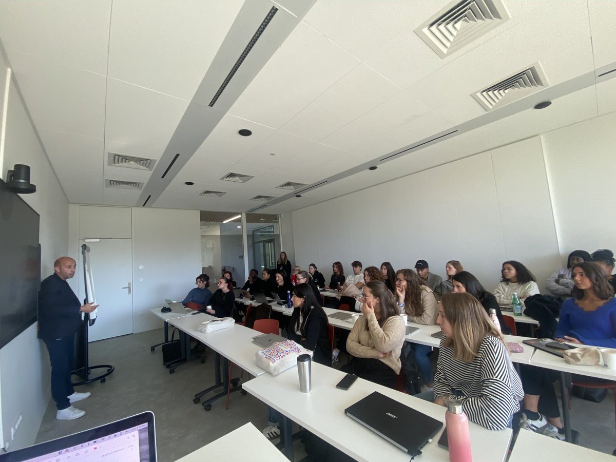 MathieuJabaud's tweet photo. 🧠 💡 Séminaire de haut niveau chez @Athletica_95 pour mes brillants étudiants de Master 2 "Stratégie et production événementielle" @supdepub 
Au programme : Master class, visite des structures de la délégation Team USA Basket #paris2024 🏀 🇺🇲 , briefing, workshop et pitch https://t.co/55OySPSk0u