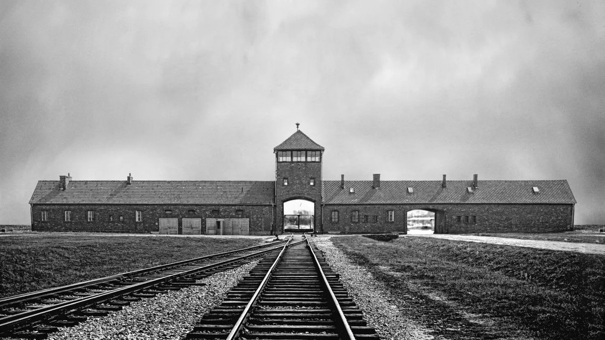 Vor 80 Jahren endete der Schrecken von #AuschwitzBirkenau. Eines der grössten Verbrechen der Menschheit.

Ausgelöst durch den wahnhaften Glauben an die eigene Überlegenheit. Durch #Antisemitismus, #Rassismus, #Homophobie, Hass auf weitere Menschen.

All das müssen wir bekämpfen.